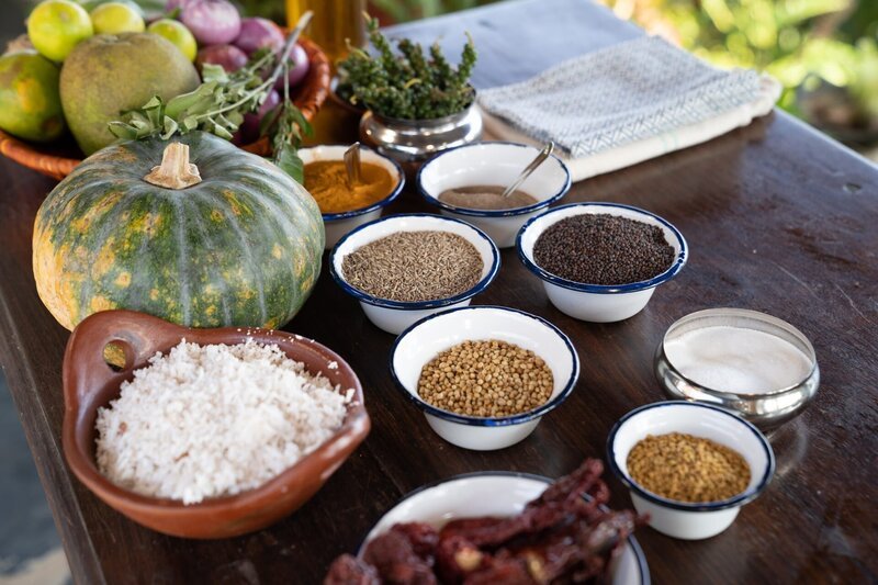 Kanur, India – Indian spices in bowls – Bild: Studio Ramsay and all3media international Lizenzbild frei