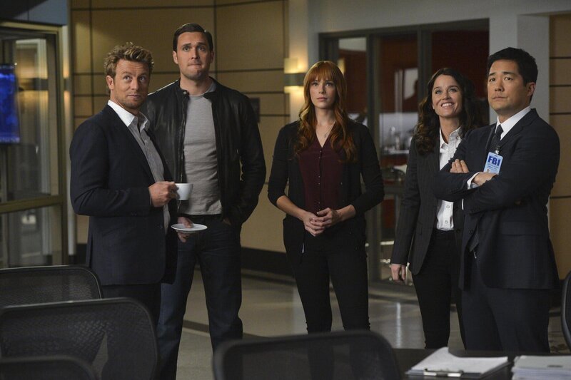 Suchen nach Anhaltspunkten für einen Mord bei einer Ölfracking-Anlage: Jane, Rigsby, Van Pelt, Lisbon und Cho … – Bild: Warner Bros. Television