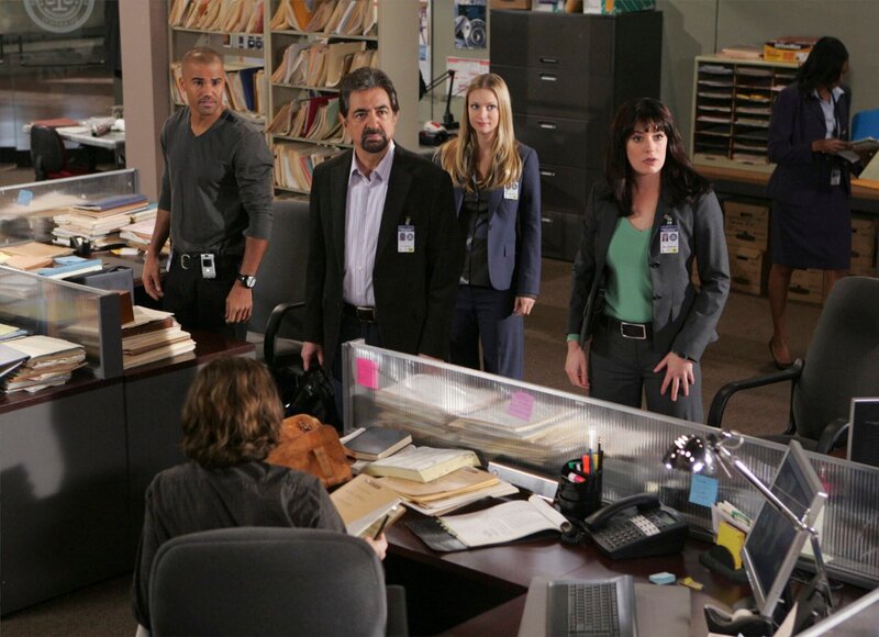 Während Reid (Matthew Gray Gubler, vorne) und Hotch in Connecticut einen Serienmörder vor der Hinrichtung aufsuchen, machen sich Derek (Shemar Moore, l.), Emily (Paget Brewster, r.) und ‚JJ‘ (AJ Cook, 2.v.r.) Sorgen um Rossi (Joe Mantegna, 2.v.l.), der sich sehr merkwürdig verhält, und plötzlich sogar verschunden ist … – Bild: 13TH STREET_2008 ABC Studios