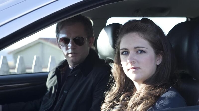 Detective Inspector Jimmy Perez (Douglas Henshall) und Alison „Tosh“ McIntosh (Alison O’Donnell) bei einem umstrittenen Pipeline-Projekt. – Bild: ARD Degeto/​ITV Studios