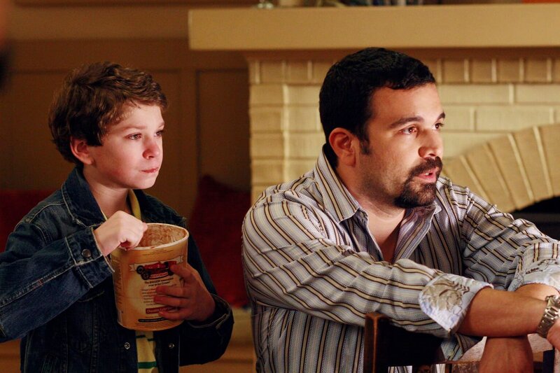 Während eines Dates bemerkt Carlos (Ricardo Antonio Chavira, r.), dass Travis (Jake Cherry, l.) ganz alleine in der Dunkelheit auf der Straße spielt. Voller Sorge kann er sich nicht mehr auf sein Date konzentrieren und holt Travis von der Straße … – Bild: Touchstone Television