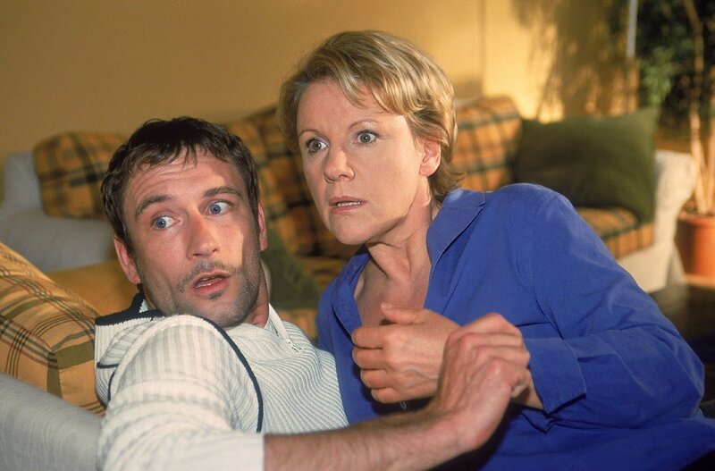 Eigentlich wollte Nikola (Mariele Millowitsch) Dr. Borstels neuen Freund Ulli (Heikko Deutschmann) nur einer genauen Prüfung unterziehen, doch dann wird sie mit ihm von Dr. Borstel in einer prekären Lage erwischt … – Bild: RTLplus