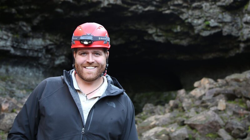 Opening into the cave – Bild: 2017, The Travel Channel, LLC. All Rights Reserved.
