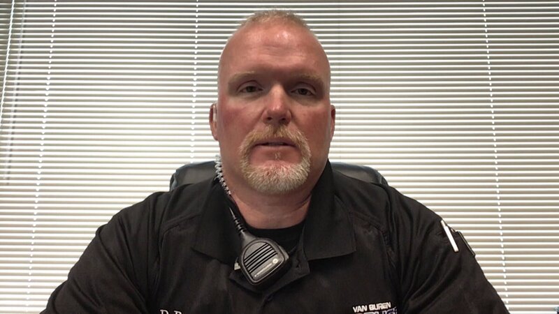 Der Polizist sitzt – Bild: uklib /​ © Crime + Investigation /​ A+E Networks