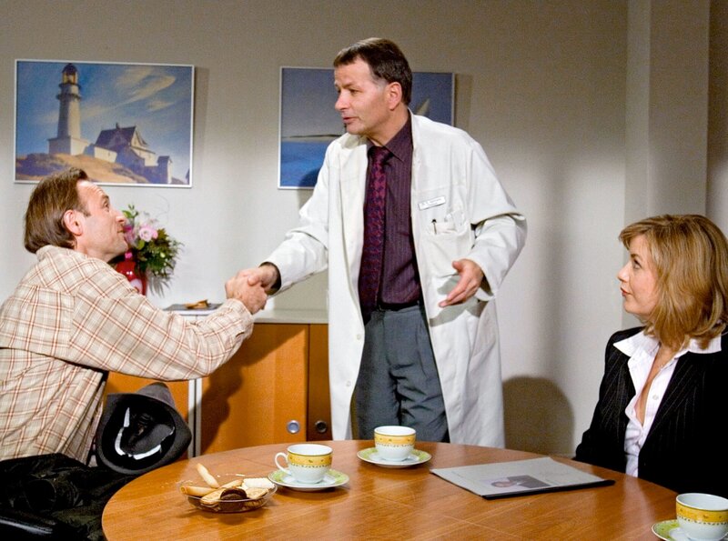 Dr. Martin Stein (Bernhard Bettermann, li.), ein ehemaliger Student von Prof. Simoni, bewirbt sich um die freie Oberarztstelle. Sarah (Alexa Maria Surholt) ist wenig begeistert und auch Roland hat seine Schwierigkeiten mit Achims Nachfolger. – Bild: MDR/​MDR/​Krajewski