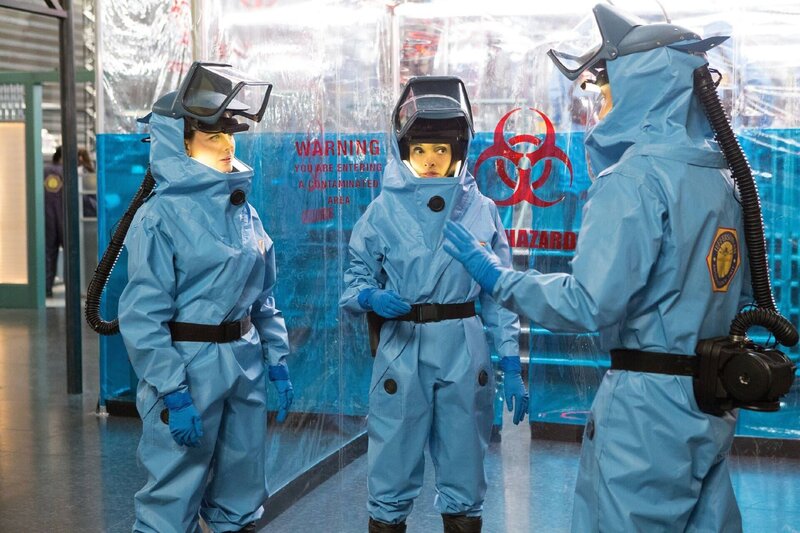 Brennan (Emily Deschanel) und Dr. Saroyan (Tamara Taylor) – Bild: TVNOW /​ FOX