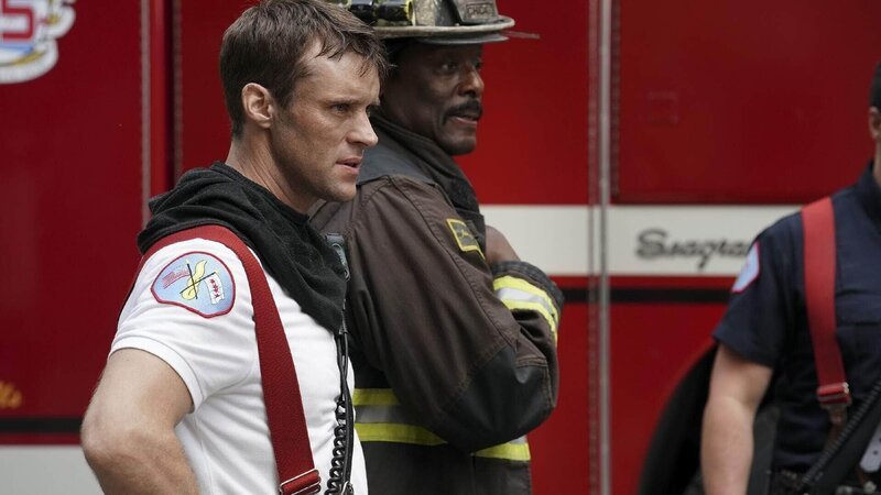 Matthew Casey (Jesse Spencer l.) und Wallace Boden (Eamonn Walker ) Die Verwendung des sendungsbezogenen Materials ist nur mit dem Hinweis und Verlinkung auf TVNOW gestattet. – Bild: RTL /​ 2019 NBCUniversal Media, LLC