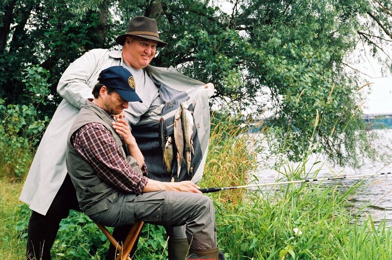 Markus Maria Profitlich will Philipp Schepmann ein paar Fische verkaufen. – Bild: SAT.1 /​ Gordon Mühle