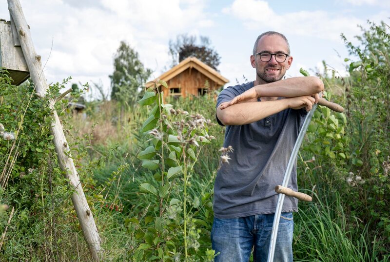 Zum Finale geht es nach Warburg in Ostwestfalen. Auf 10.000 qm legt Torben Sauerland einen essbaren Waldgarten an. Nach den Regeln der Permakultur soll hier ein sich selbst erhaltendes Ökosystem entstehen, in dem der Minimalist im selbst gebauten 15qm Tiny Haus aus Lehm auch leben möchte. Der ehemalige IT-Projektmanager hat sein Leben komplett umgekrempelt, den Job an den Nagel gehängt, um im Einklang mit der Natur leben zu können. – Bild: WDR/​Melanie Grande