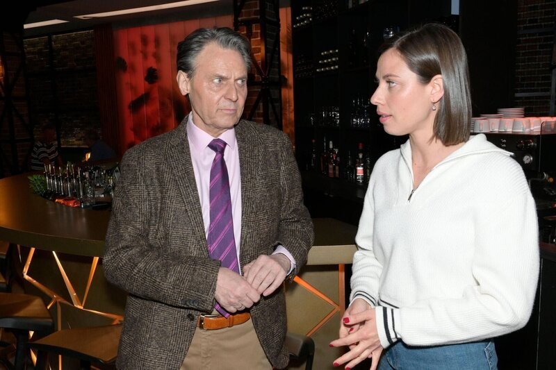 Matilda (Anna-Katharina Fecher) wird von Gerner (Wolfgang Bahro) aus ihrer guten Laune gerissen. – Bild: RTL /​ Rolf Baumgartner