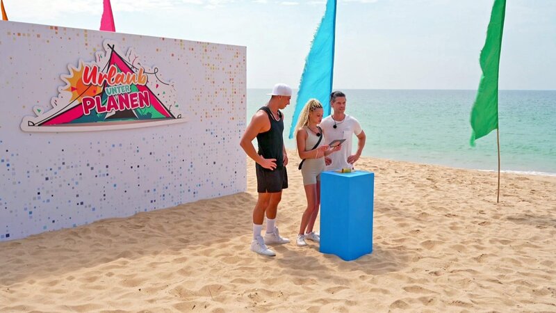 Ihre Camping-Qualitäten können die Stars im Bestrafungsspiel „Urlaub unter Planen“ beweisen – Bild: RTLZWEI