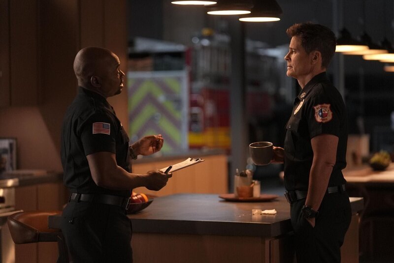 Paul Strickland (Brian Michael Smith, l.); Owen Strand (Rob Lowe, r.) – Bild: 20th Television