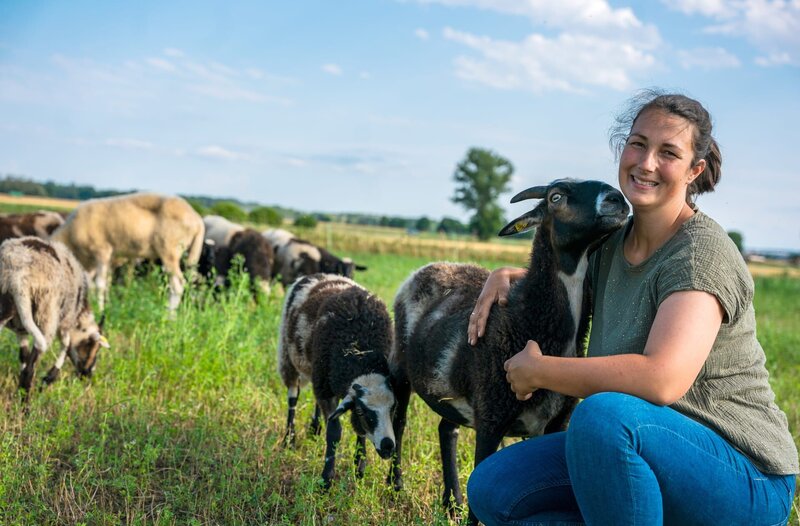 Der Biohof Pex liegt im Landkreis Deggendorf am Rande des Gäubodens. Anna hat Landwirtschaft studiert und den Hof gemeinsam mit ihrem Mann Fabian übernommen. Ihr Tag beginnt um 5 Uhr morgens und vor 21 Uhr gibt es in der Regel keinen Feierabend für sie. Gemüseanbau und die Zucht von Krainer Steinschafen sind die Hauptstandbeine des Betriebs. Anna Spezialität ist das Fermentieren von Lebensmitteln. Auch für das Landfrauenküche-Menü serviert sie fermentierte Zutaten. – Bild: BR/​megaherz gmbh/​Moritz Sonntag