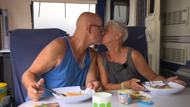 S04F04: Hannes und Christine Müller feiern ihren Goldenen Hochzeitstag auf dem Campingplatz. Dafür legt sich Hannes besonders ins Zeug, um seine Liebste glücklich zu machen. – Bild: RTL Zwei