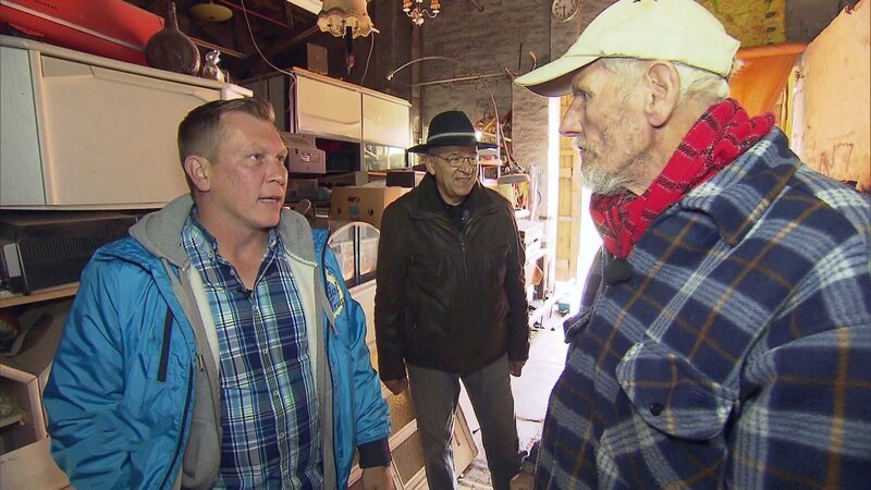 Trödel-Experte Otto Schulte (li.) mit Wolfgang (76, re.) und dessen Schwiegersohn Gerhard (Mitte) in der großen Halle – Bild: RTL II