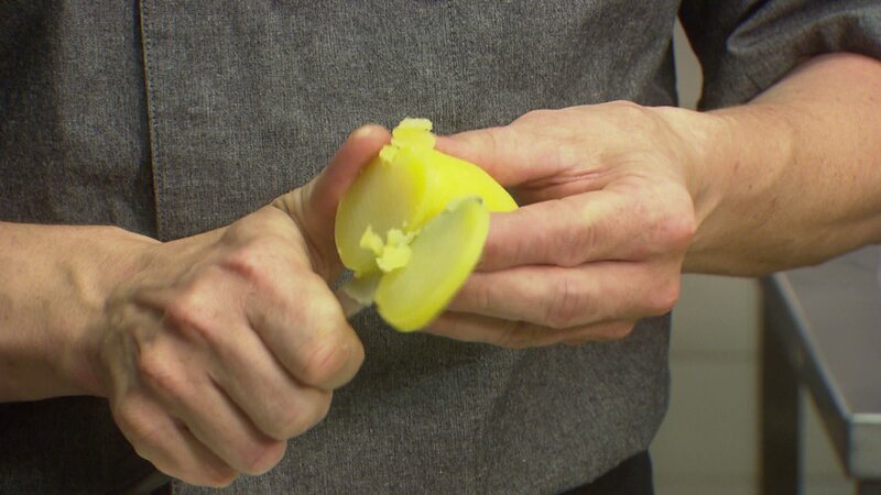 Erdapfel – schneiden für Erdapfelsalat. – Bild: ORF/​pre tv