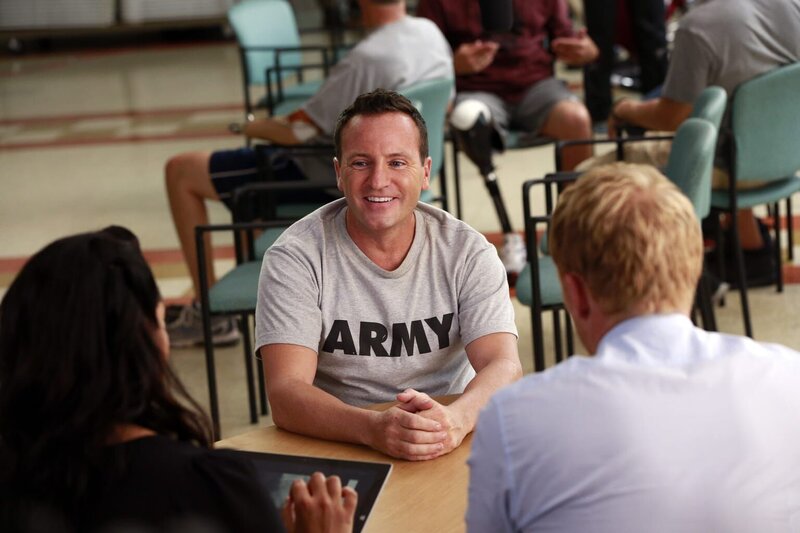 Charlies (Ben Bowen, M.) Traum könnte Dank Callie (Sarah Ramirez, l.) und Owen (Kevin McKidd, r.) Wirklichkeit werden, wenn seine Muskeln auf das neue Roboterbein reagieren … – Bild: ABC Studios
