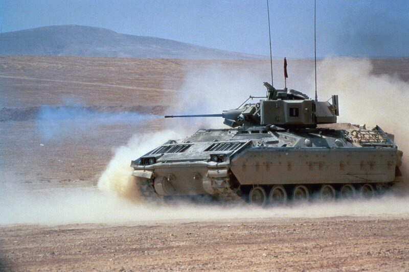 M-2 Bradley Infantry Fighting Vehicle fires its M-242 25mm Gun in the desert – Bild: PLURIMEDIA (Getty Images /​ Purestock)