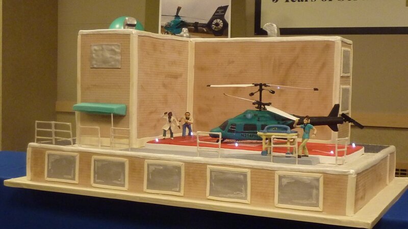Helicopter Cake at delivery. – Bild: Discovery Communications Inc/​Carlin Cwik/​Carlin Cwik