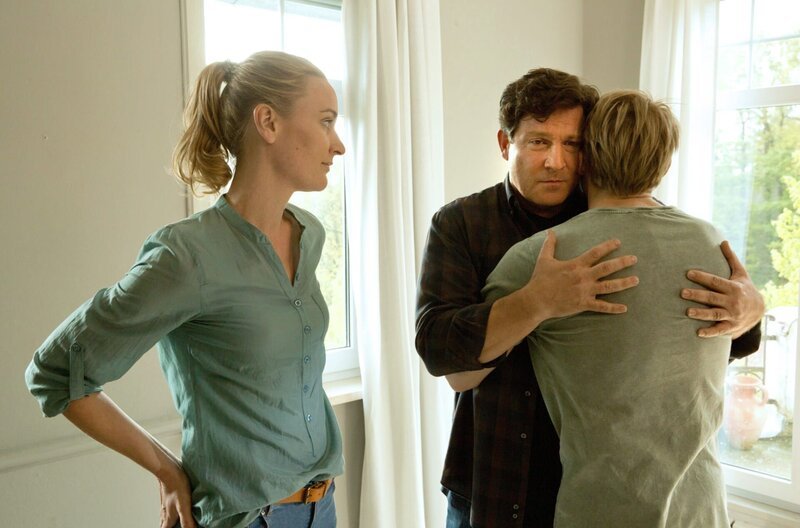 Christian (Francis Fulton-Smith, 2.v.r.) und Tanja (Christina Athenstädt, l.) nehmen Abschied von Piwi (Meo Wulf, r.). – Bild: ARD/​BR/​Volker Roloff