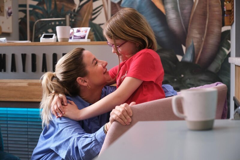 Ute (Isabell Hertel, l.) schöpft durch Maja Kraft und Zuversicht. – Bild: RTL /​ Stefan Behrens
