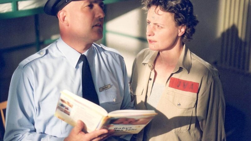 Als Brock (Leon Boden) das Babybuch bei Melanie (Sigrid M. Schnückel) entdeckt, konfrontiert er sie zynisch und kalt mit ihrer kriminellen Realität … – Bild: MG RTL D /​ Richard Hübner