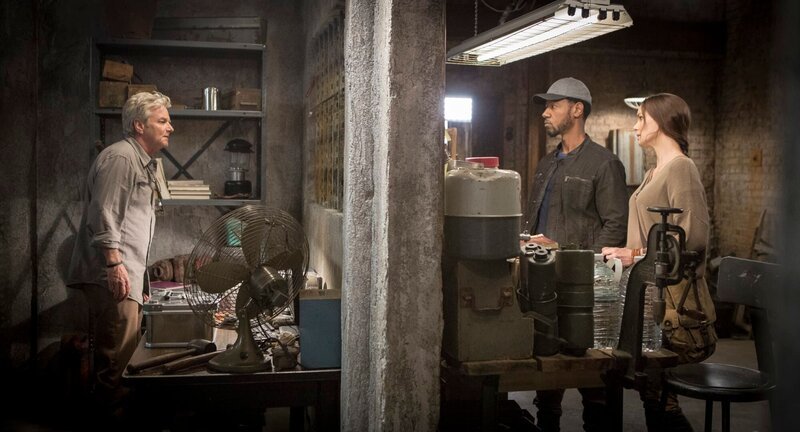 COLONY -- „Good Intentions“ Episode 208 -- Pictured: (l-r) William Russ as Hennessey, ztony Kittles as Broussard, Sarah Wayne Callies as Katie Bowman – Bild: USA Network Media, LLC