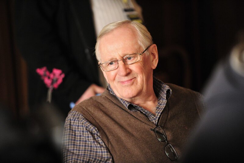 Zusammen mit Frank kämpft Henry (Len Cariou) für den Gemeindepriester Father McMurray, dem vorgeworfen wird, eine Frau aus der Gemeinde belästigt zu haben … – Bild: 2010 CBS Broadcasting Inc. All Rights Reserved. Lizenzbild frei