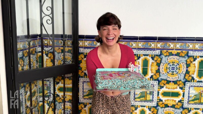 S03E186: An Julias Geburtstag gibt es ein Frühstück mit acht Eiern, ein bisschen Kultur auf der Burg und eine Spielhalle zum Austoben. Für Tobi steht in Stockholm ein Shooting an, für Candy die Nachsorge nach der Nasen-OP. – Bild: RTLZWEI