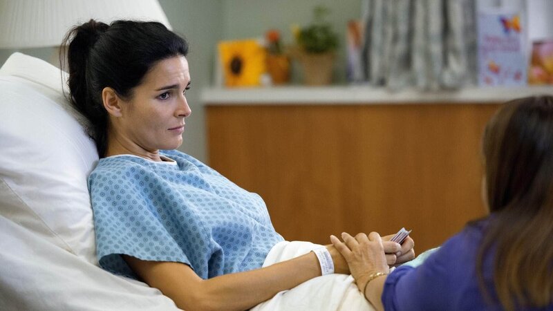 Nach dem letzten Einsatz liegt Jane Rizzoli (Angie Harmon) im Krankenhaus. Eine schreckliche Nachricht: Durch die schweren Verletzungen hat sie ihr Baby verloren. – Bild: VOX /​ Warner Bros.