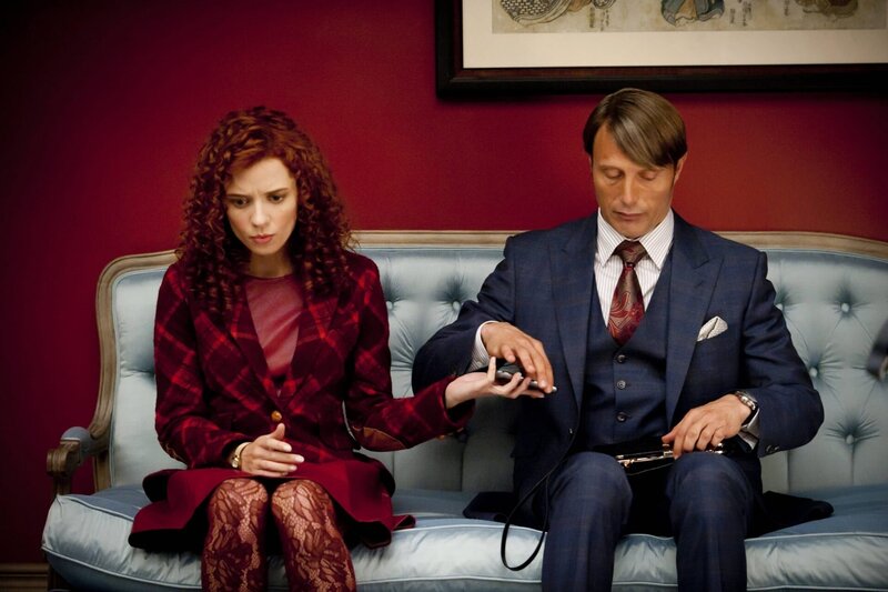 Cast: Mads Mikkelsen as Dr. Hannibal Lecter, Caroline Dhavemas as Dr. Alana Bloom. – Bild: port.hu