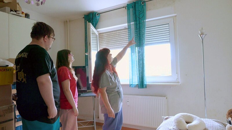 Das Schimmelproblem in ihrer Wohnung setzt Petra zu. – Bild: RTL Zwei