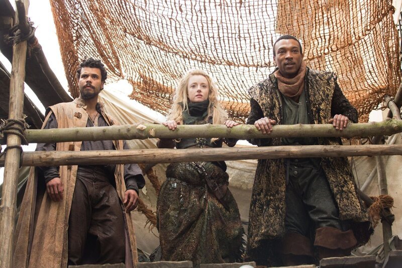 Porthos (Howard Charles); Flea (Fiona Glascott); Charon (Ashley Walters) – Bild: BBC 2013 /​ Larry Horricks Lizenzbild frei