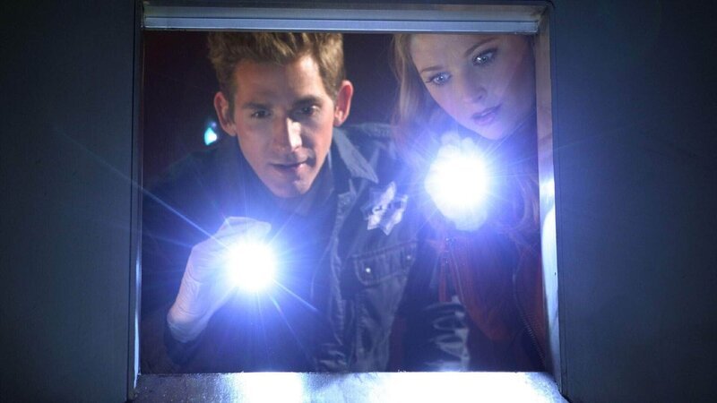 Greg (Eric Szmanda) und Morgan (Elisabeth Harnois) stoßen auf einen wichtigen Hinweis im Fall der ermordeten Kubanerin. – Bild: MG RTL D