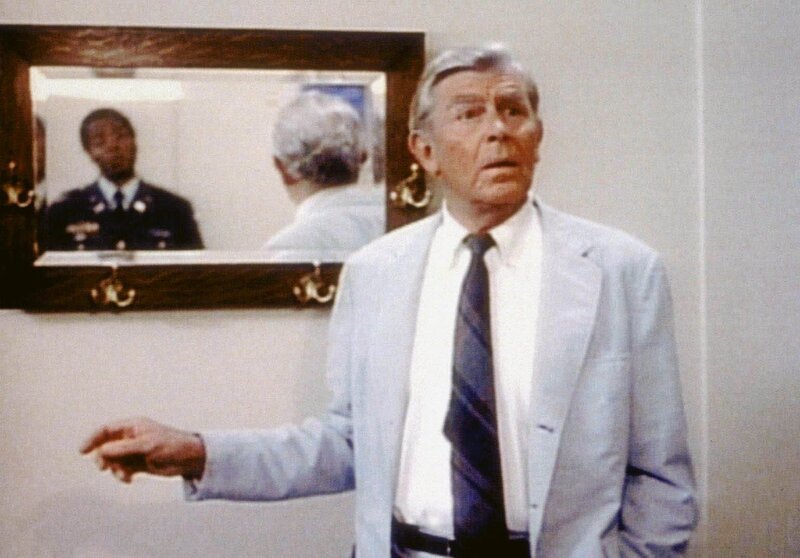 Matlock (Andy Griffith) sieht sich auf dem Militärgelände um. – Bild: PR7; ProSieben Media AG