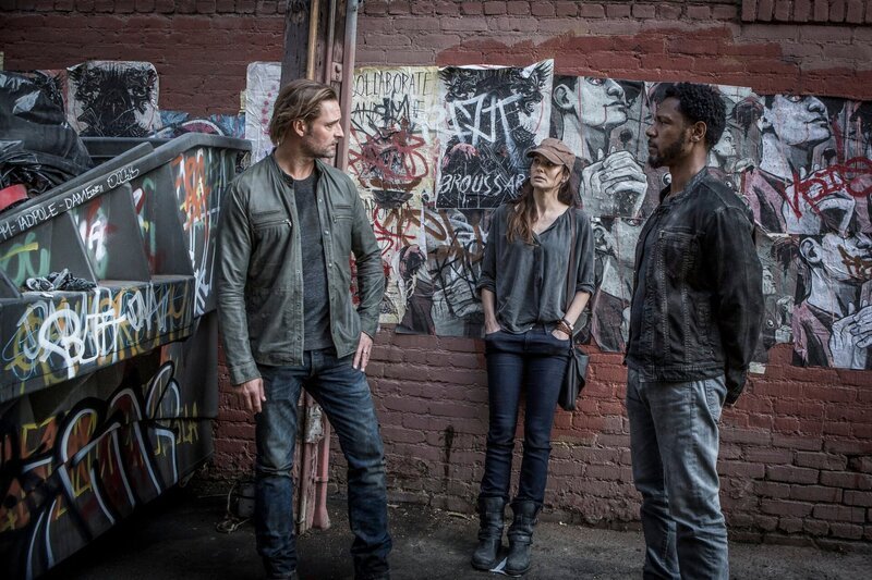 COLONY -- „Lost Boy“ Episode 210 -- Pictured: (l-r) Josh Holloway as Will Bowman, Sarah Wayne Callies as Katie Bowman, Tory Kittles as Broussard – Bild: USA Network