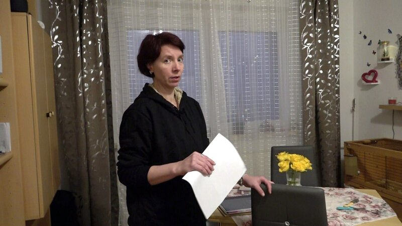 Damians gute Freundin Katharina hat vor wenigen Tagen per Post überraschend eine Kündigung von ihrem Arbeitgeber erhalten … – Bild: RTLZWEI