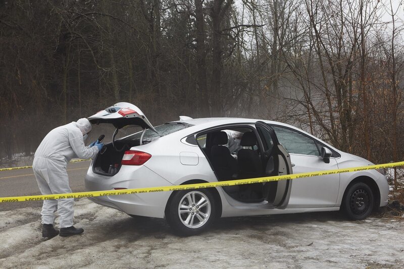 Forensic searches car – Bild: Arrow International Media Ltd /​ Saloon Media Lizenzbild frei
