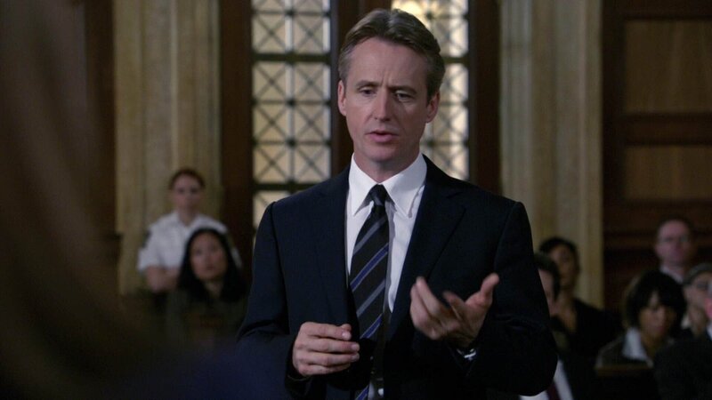 Zwischen dem Verteidiger Jenson (Richard Thomas, li.) und Staatsanwalt Cutter (Linus Roache) kommt es zum verbalen Schlagabtausch. – Bild: RTL Deutschland