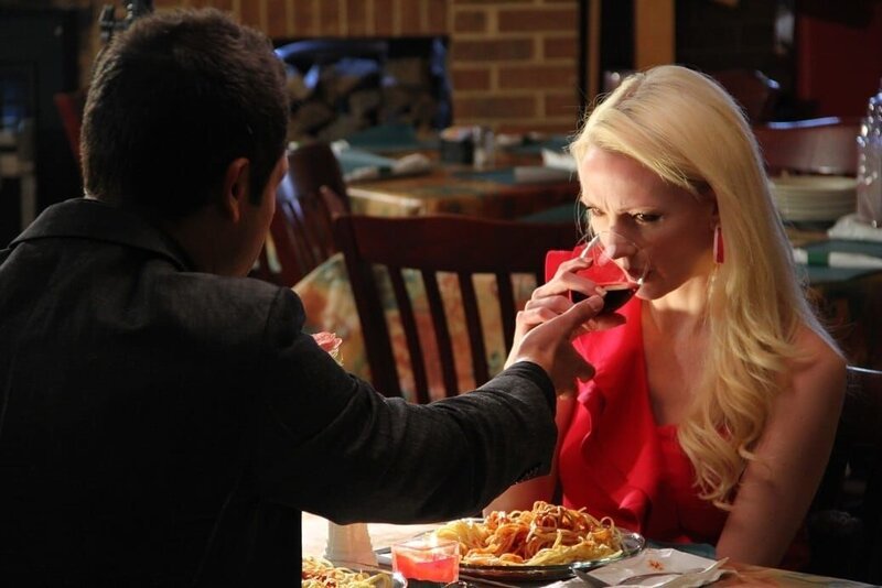 Spitzer Twin offers victim a glass of wine. – Bild: Discovery Communications, LLC. Lizenzbild frei