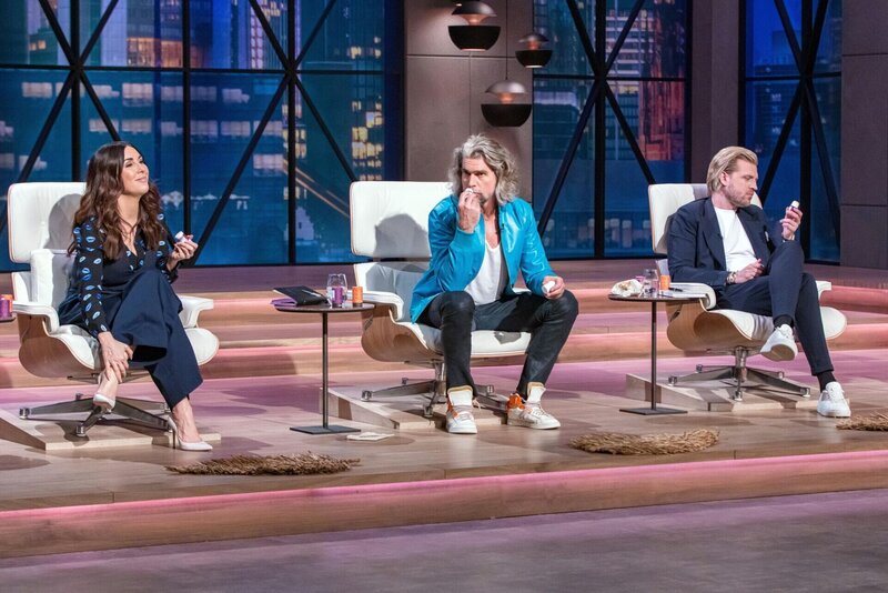 Die „Löwen“ Judith Williams, Nils Glagau (M.) und Tillman Schulz. – Bild: RTL /​ Bernd-Michael Maurer