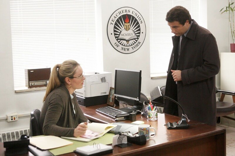 Die Ermittlungen im Fall eines geplanten Amoklaufes führen Detective Lupo (Jeremy Sisto) zu Alicia (Lindsey Vonn) von der Lehrergewerkschaft. – Bild: Nitro