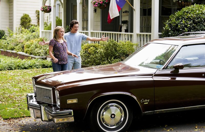 Mandy (Emily Osment, l.); Georgie Cooper (Montana Jordan, r.) – Bild: Warner Bros. Entertainment Inc. /​ Robert Voets