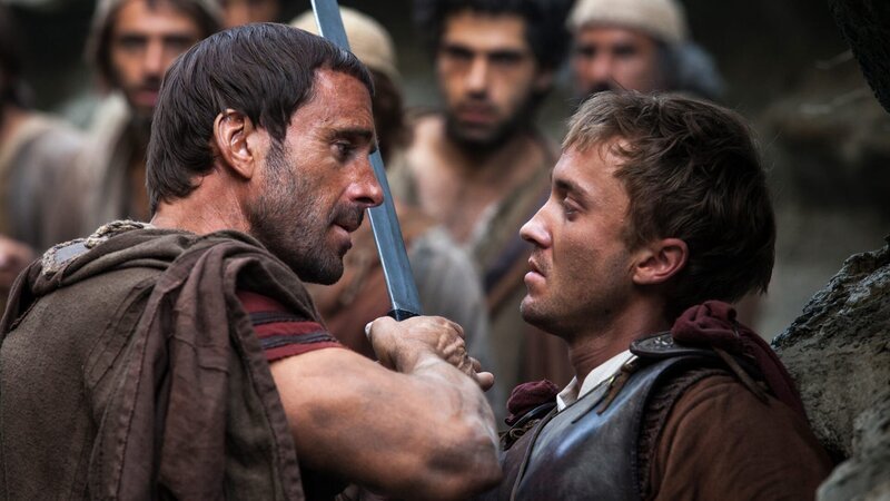 Clavius (Joseph Fiennes, li.) warnt Lucius (Tom Felton) – Bild: RTLZWEI Clavius (Joseph Fiennes, li.) warnt Lucius (Tom Felton) – Bild: RTLZWEI