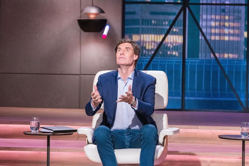Investor Carsten Maschmeyer unterzieht das elektronische Wurfspielzeug von ChuckaRubba direkt dem Praxistest. – Bild: RTL /​ Bernd-Michael Maurer