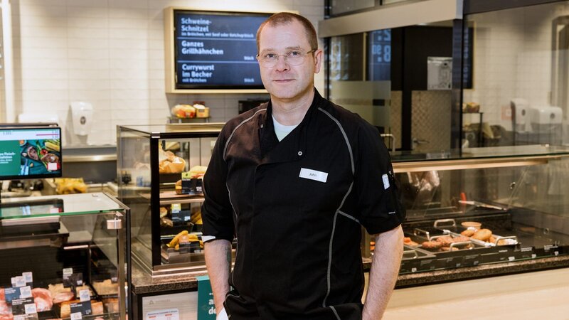 John ist der Neue an der Fleischtheke – Bild: RTLZWEI