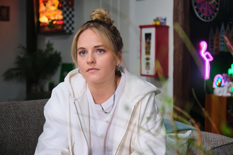 Baris ist kalt erwischt, als Cecilia (Carina Koller) ihn konfrontiert. – Bild: RTL /​ Stefan Behrens /​ Barfuß ins Unglück