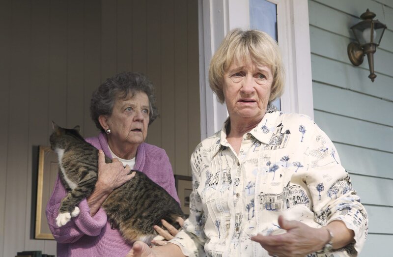 Ida Greenberg (Pat Crawford Brown, l.) und Mrs. McCluskey (Kathryn Joosten, r.) haben die Nachbarschaft unter Kontrolle … – Bild: American Broadcasting Companies, Inc.