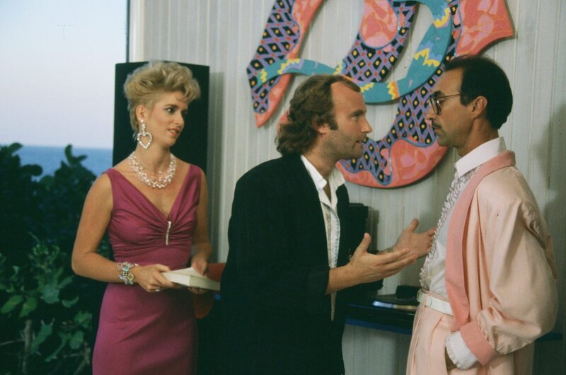 Phil Mayhew (Phil Collins, M.), Izzy Moreno (Martin Ferrero, r.)  Die Verwendung des sendungsbezogenen Materials ist nur mit dem Hinweis und Verlinkung auf RTL+ gestattet. – Bild: RTL Deutschland