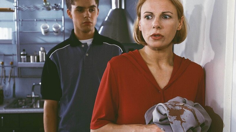 Jan (Benjamin Quasier) hat Annas (Bettina Kramer) blutige Bluse gefunden, in ihm wächst ein schrecklicher Verdacht. Anna versucht seinen Fund als bedeutungslos darzustellen. – Bild: RTL Deutschland